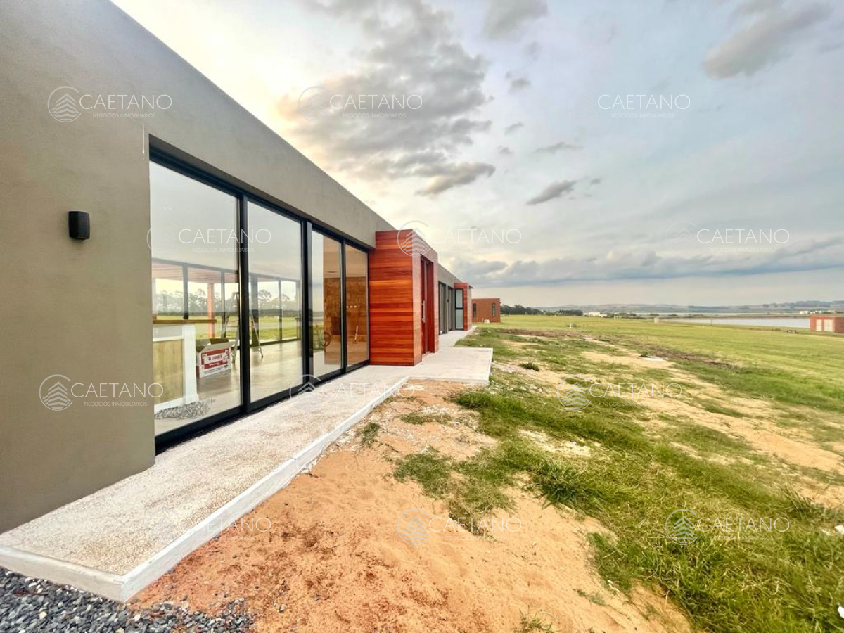 Venta casa tres dormitorios. en Exclusivo barrio privado Laguna de los Cisnes
