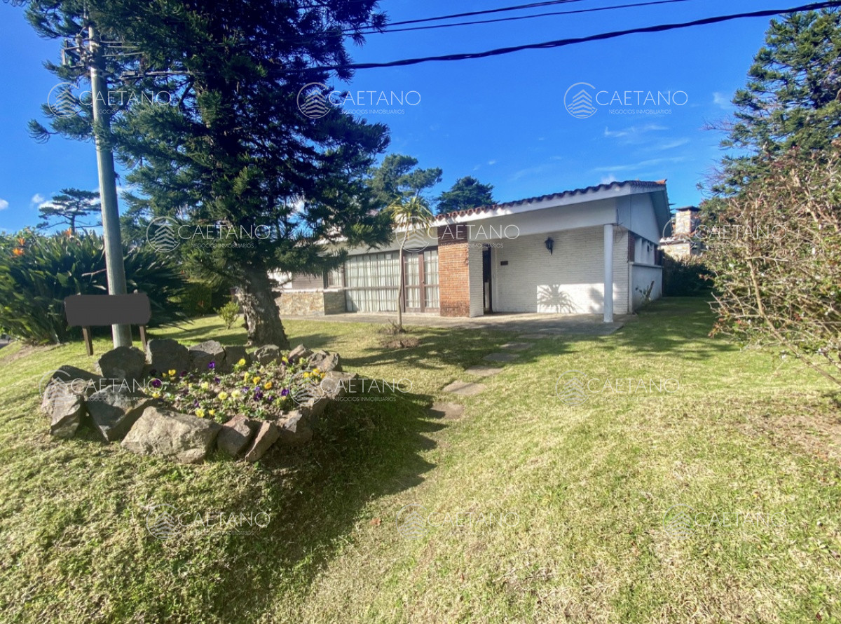 Venta casa Punta del Este - Sobre Av. Chiossi. 4 dormitorios