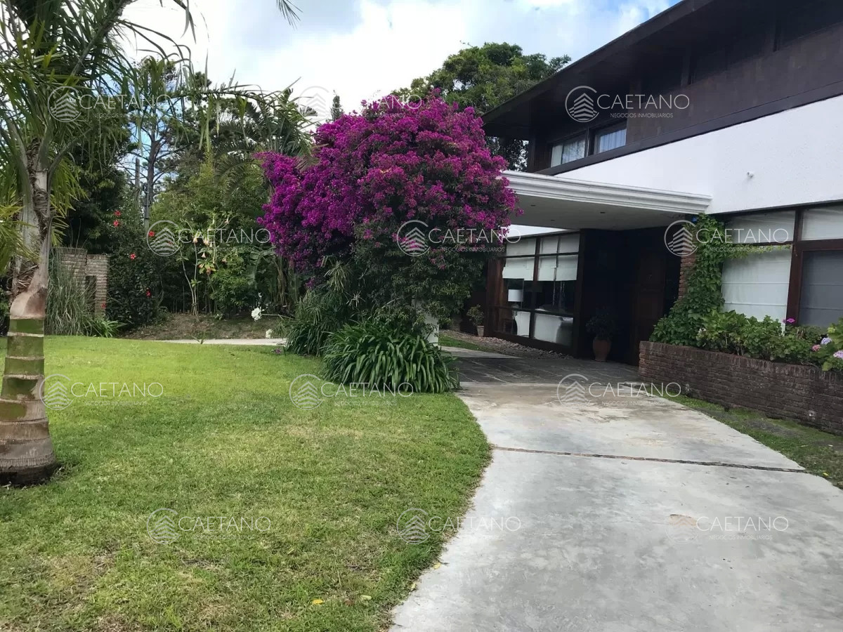 Excelente chalet de 5 dormitorios a metros del mar!