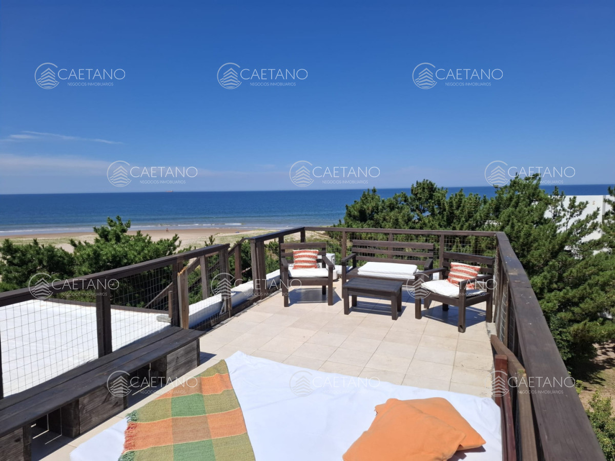 VENTA CASA 4 DORMITORIOS PUNTA BALLENA - DMC17368C