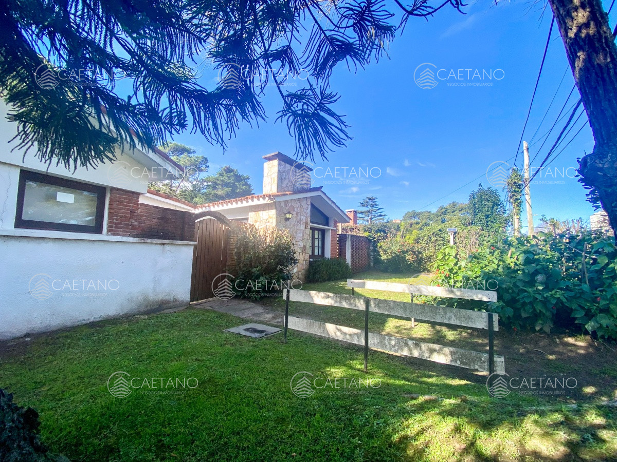 Venta casa Punta del Este   Sobre Av. Chiossi. 4 dormitorios - GoPunta - Portal Inmobiliario de Punta del Este - Maldonado