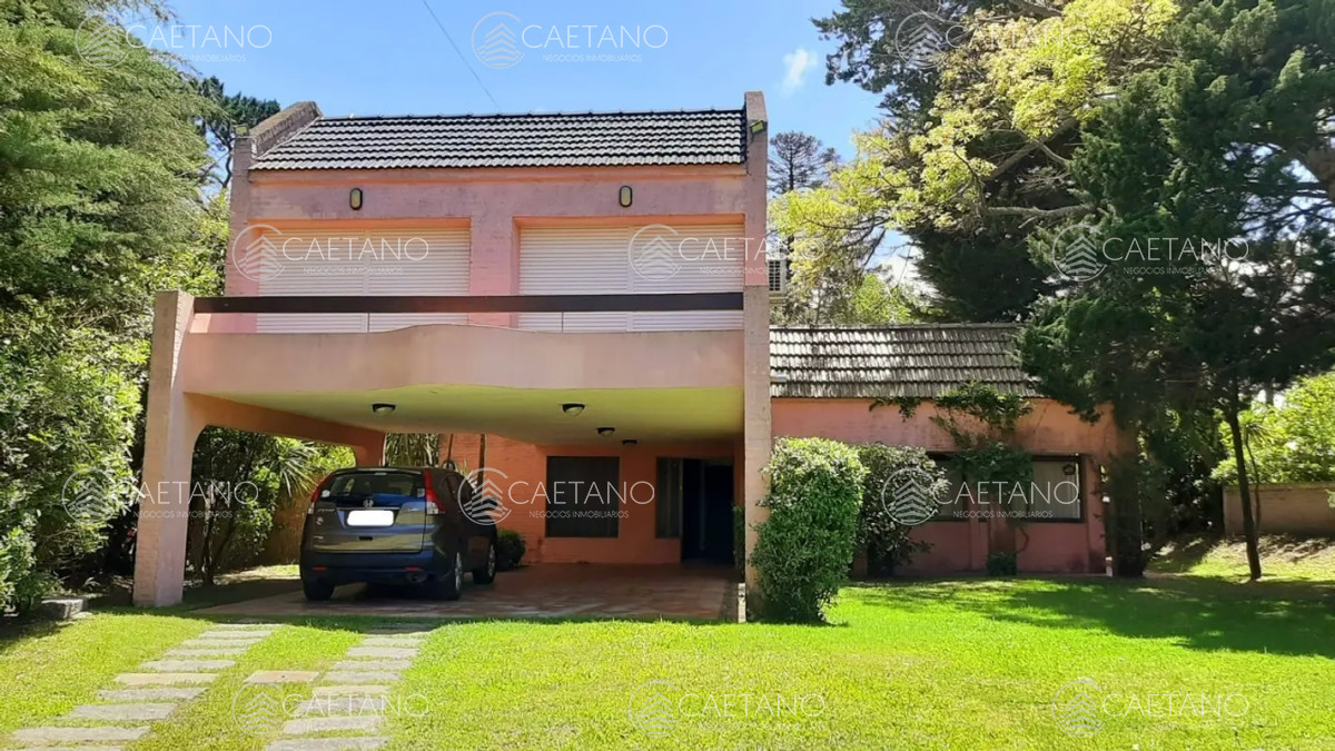 Venta casa a media cuadra de la playa, 5 dorm, 4 baños y servicio
