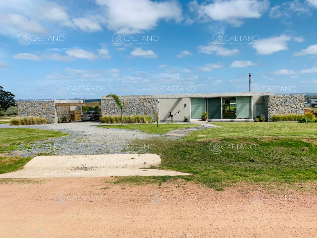 Venta casa 3 dormitorios minimalista en Barrio Privado