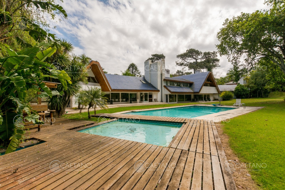 Espectacular residencia en Playa Mansa Punta del Este