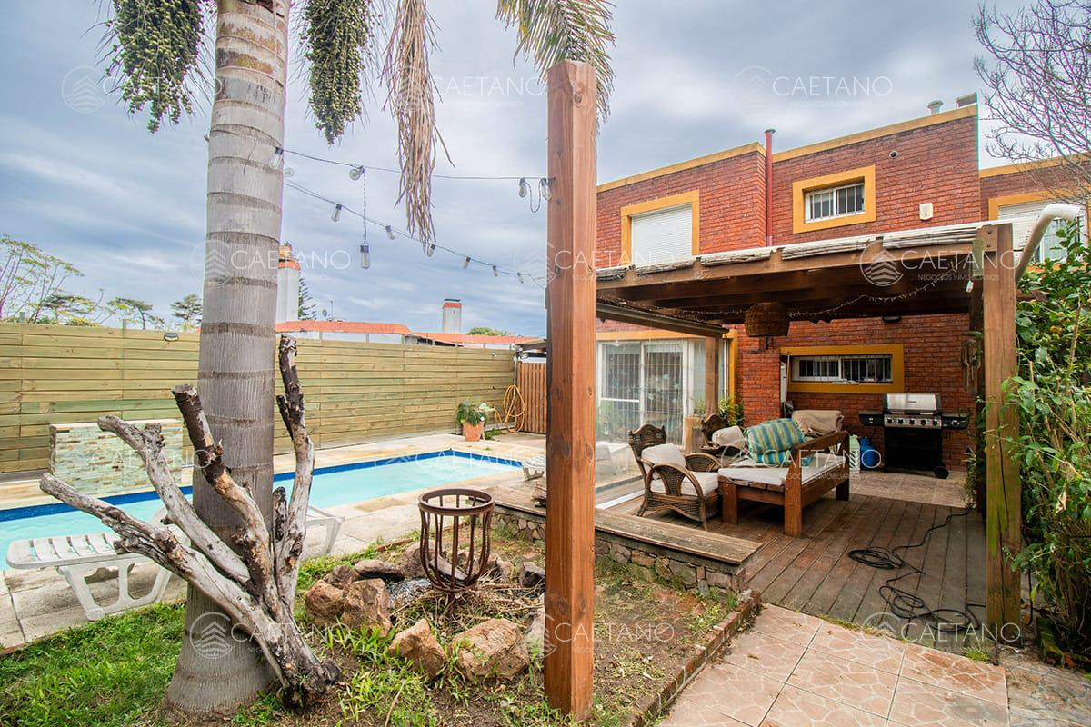 Venta Casa - 4 Dormitorios + Pileta y Parrillero -  Pinares 