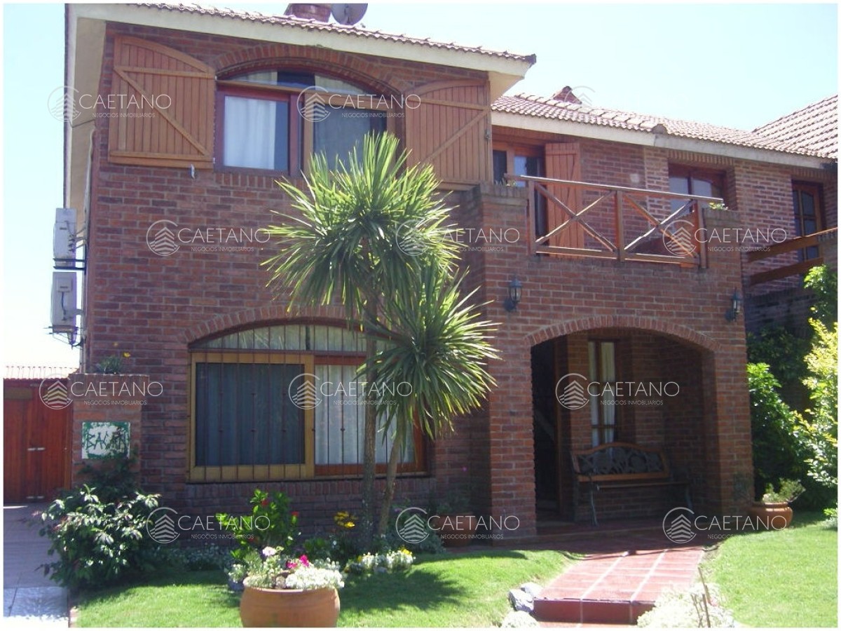 Se alquila casa de 3 dormitorios con piscina en Pinares, Punta del Este.