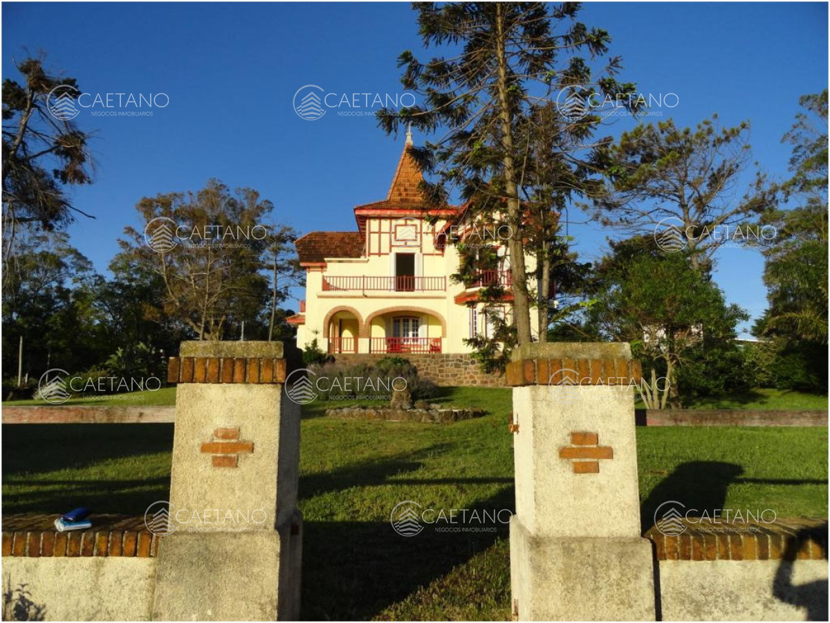 Venta casa 6 dormitorios. Playa hermosa, Piriapolis. 