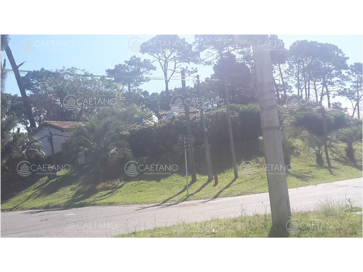 Casa en venta. Zona de Barrio Cordoba. Punta del Este. Dispone de nueve dormitorios.