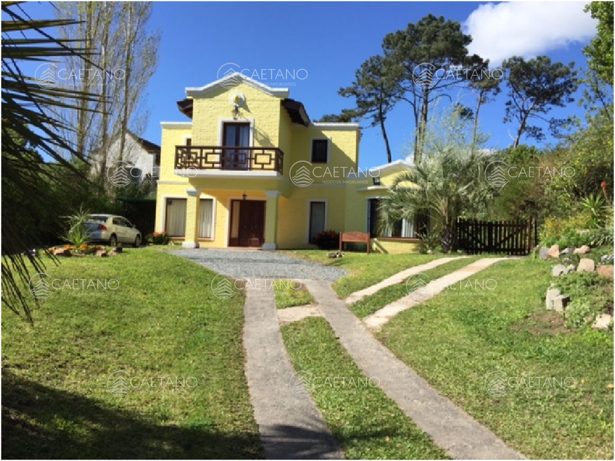 Casa en venta. Totalmente reciclada, bien equipada. Ambientes amplios. Punta del este.