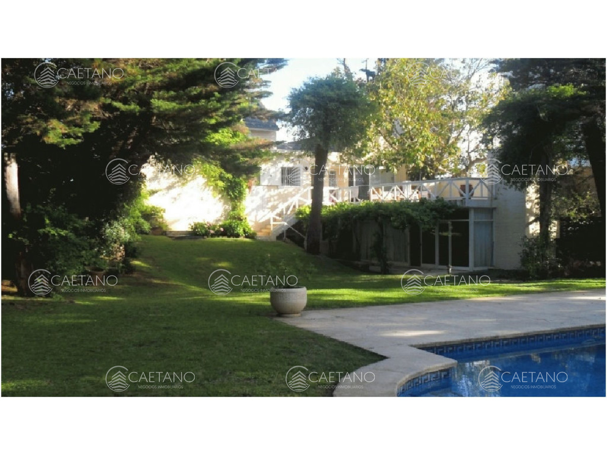 Casa en alquiler y venta..  Zona de playa mansa, a 50 ms del mar. Punta del Este. 