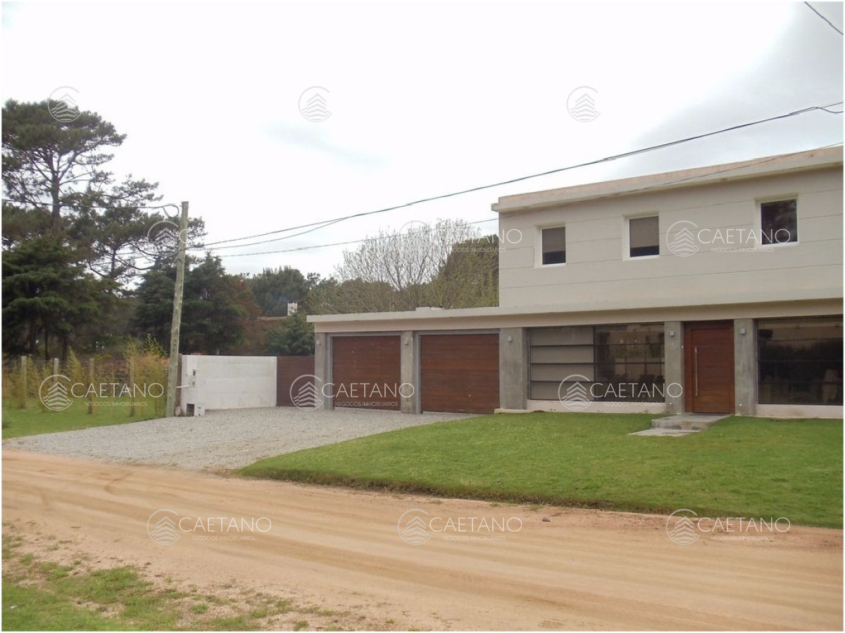 Casa de 4 dormitorios en alquiler y venta cerca de la playa en RincÃ³n del Indio, Punta del Este.