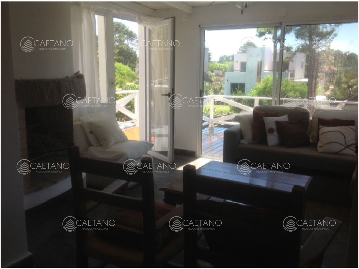 Venta casa Punta del Este en zona de Pinares, con vista al mar.