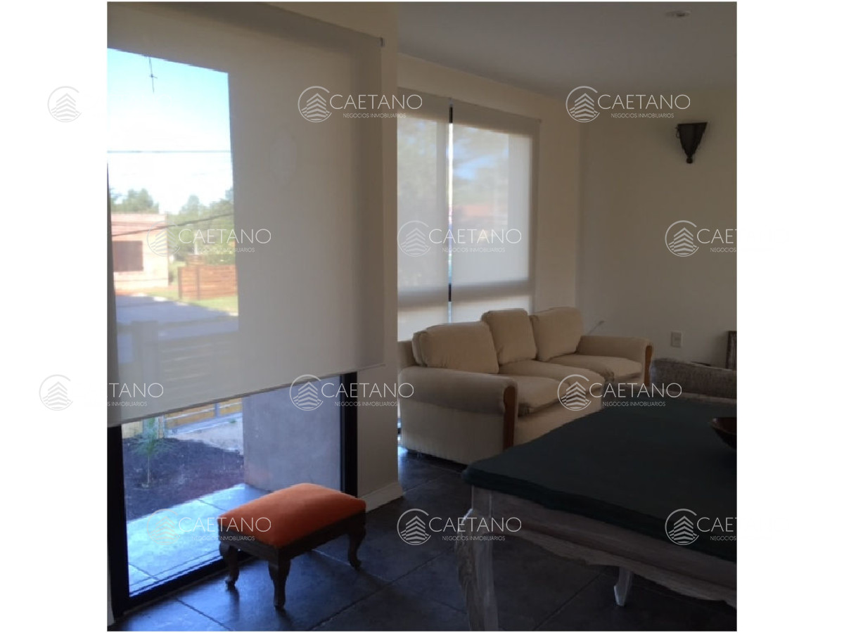 alquilo casa con capacidad para 8 personas en pinares, punta del este  - dmc6780c