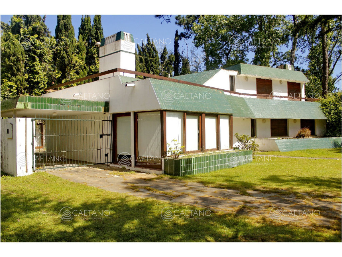 Vendo casa 5 dormitorios con piscina, primeras paradas playa mansa a 300 m del mar, Punta del Este.
