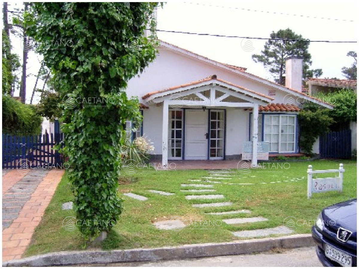 Casa en venta, a dos cuadras del mar, Playa mansa - Punta del Este.