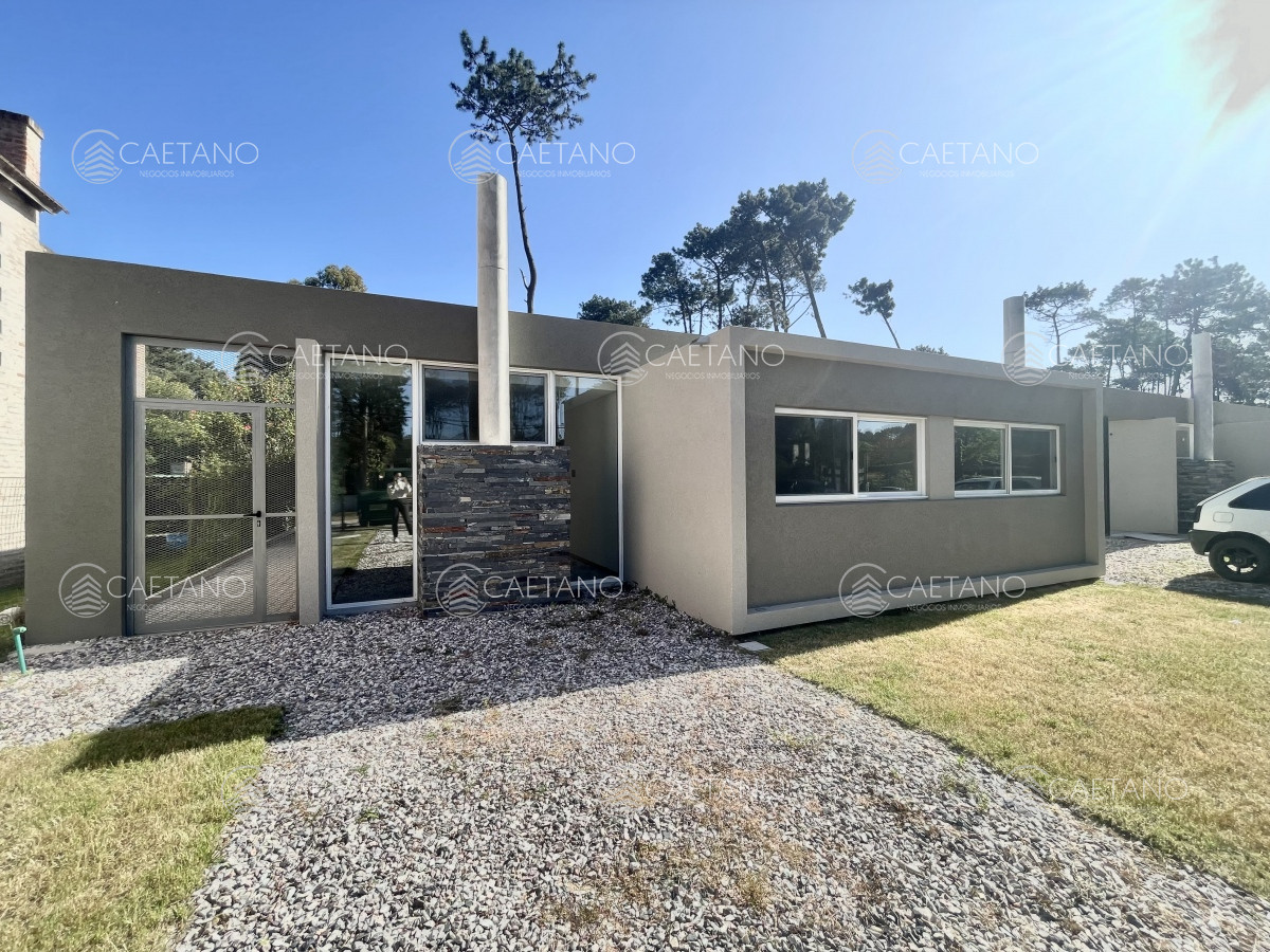 Venta casa 2 dormitorios. Pinares, Punta del Este. 