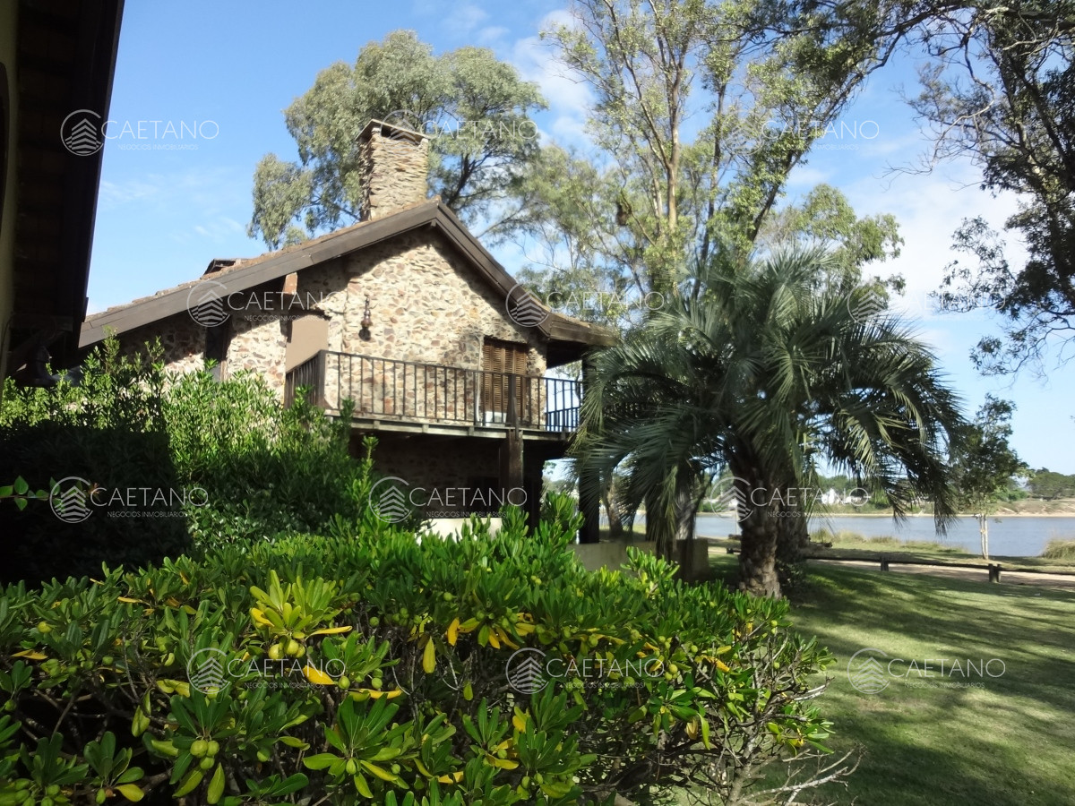 venta casa 6 dormitorios frente arroyo. la barra, punta del este - dmc12941c