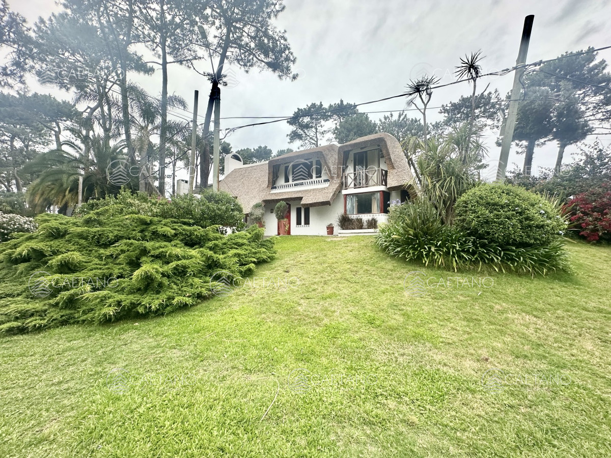 Venta Casa Quincho - 4 Dormitorios + Pileta - Pinares Punta Del Este  - DMC12280C
