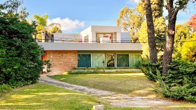 Casa en venta en Pinares, Punta del Este - estilo acogedor con jardín y cerca de la playa