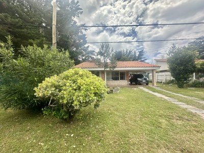 Venta casa 3 Dormitorios + Servicio. Playa mansa, Punta del Este. 
