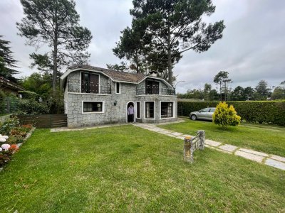 Venta casa 4 dormitorios Pinares Punta del Este. 