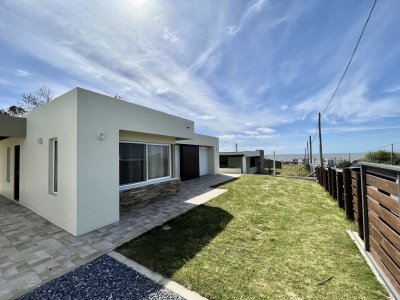 Venta casa 2 Dormitorios + Piscina. Punta Colorada, Piriapolis 