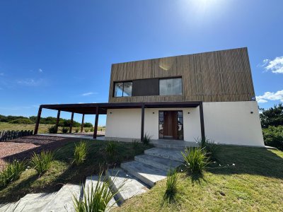Venta casa frente al mar con piscina 