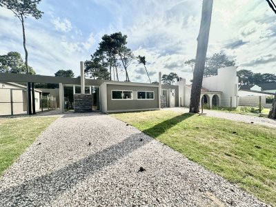 Venta Hermosa Casa PH - 2Dormitorios 2 Baños  + Servicio - Parrillero  - Pinares 