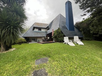 Venta casa en Pinares, tres dormitorios. Punta del Este.