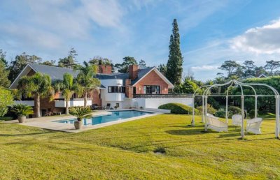 Venta casa 7 dormitorios. Golf, playa brava Punta del Este 
