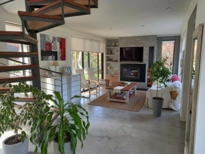 Moderna casa de dos plantas en San Rafael 