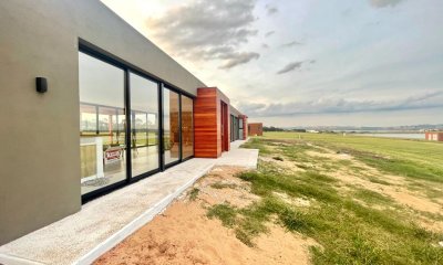 Venta casa tres dormitorios. en Exclusivo barrio privado Laguna de los Cisnes