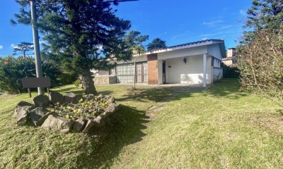 Venta casa Punta del Este - Sobre Av. Chiossi. 4 dormitorios