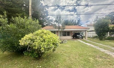Venta casa 3 Dormitorios + Servicio. Playa mansa, Punta del Este.