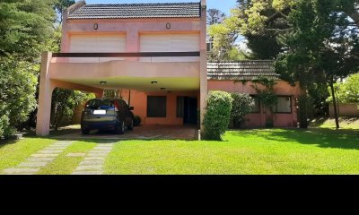 Venta casa a media cuadra de la playa, 5 dorm, 4 baños y servicio