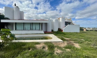 Venta Casa sobre la ruta frente al mar Punta del Este.
