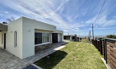 Venta casa 2 Dormitorios + Piscina. Punta Colorada, Piriapolis