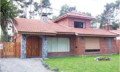 Casa en venta. Zona de paradas.  A 600 mts del mar.