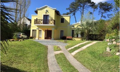 Casa en venta. Totalmente reciclada, bien equipada. Ambientes amplios. Punta del este.