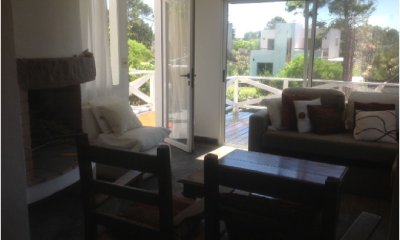 Venta casa Punta del Este en zona de Pinares, con vista al mar.
