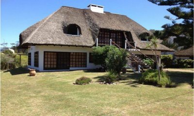 CASA EN VENTA Y ALQUILER!!!    Ubicado en pinares a solo 100m del mar