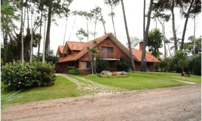 Casa en Alquiler y Venta en paradas de playa mansa, a pocos metros del mar.