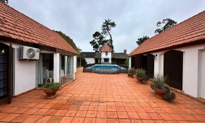Venta espectacular casa Punta del Este, Golf - 4 dormitorios con piscina y gran parque