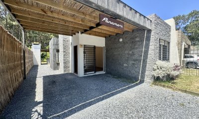 Venta casa 2 dormitorios más servicio. Pinares, Punta del Este
