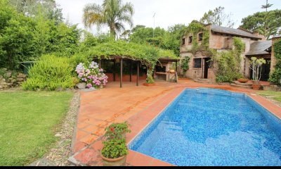 Alquiler casa 3 dormitorios con piscina, ubicada en Rincon del Indio, Punta del Este.