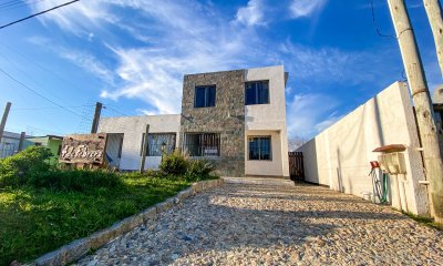 Casa dos plantas en alquiler-Barrio San Gabriel