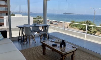 Casa Punta del Este en primera linea de la mansa