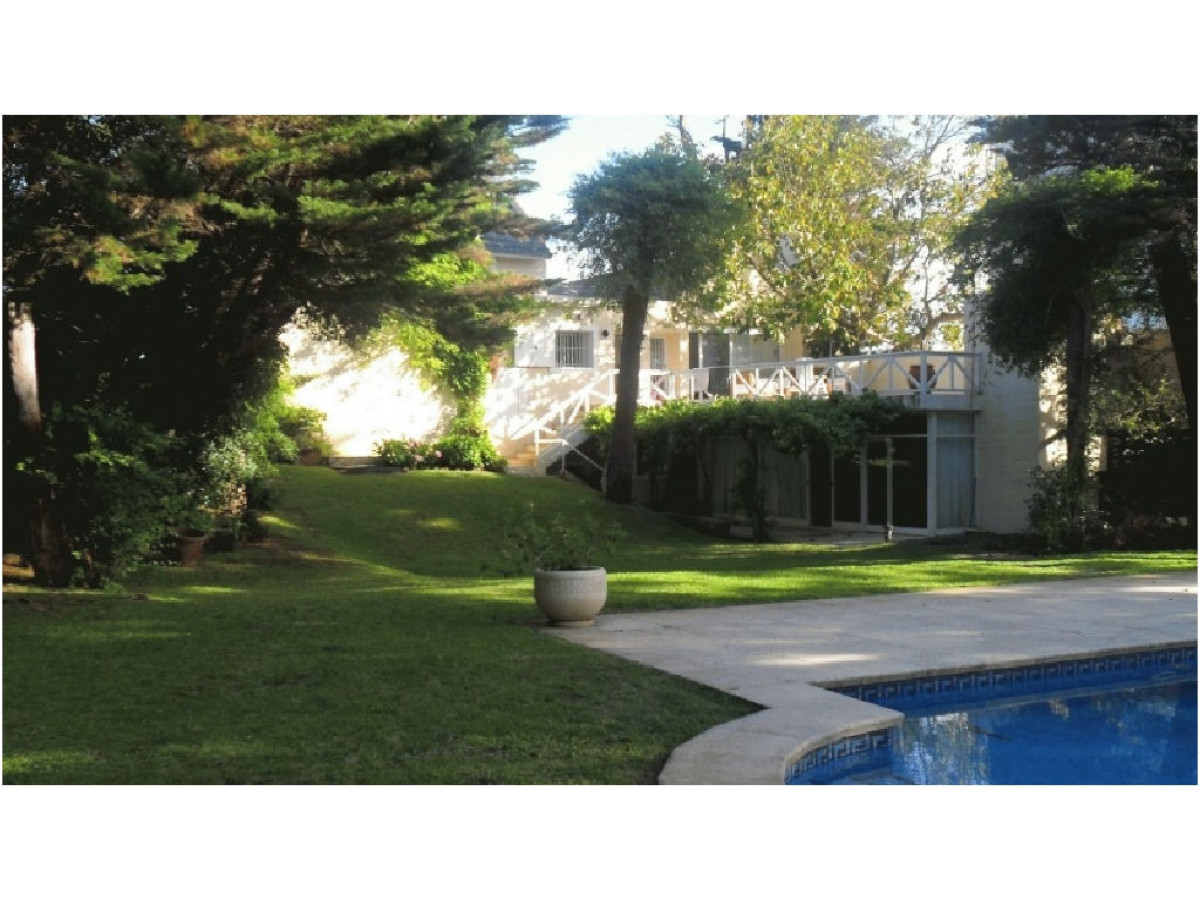 Venta y alquiler Casa en Zona de playa mansa, a 50 ms del mar. Punta del Este. 