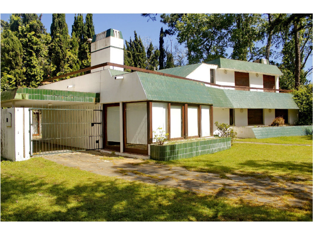 Venta casa 5 dormitorios con piscina, primeras paradas playa mansa a 300 m del mar, Punta del Este.