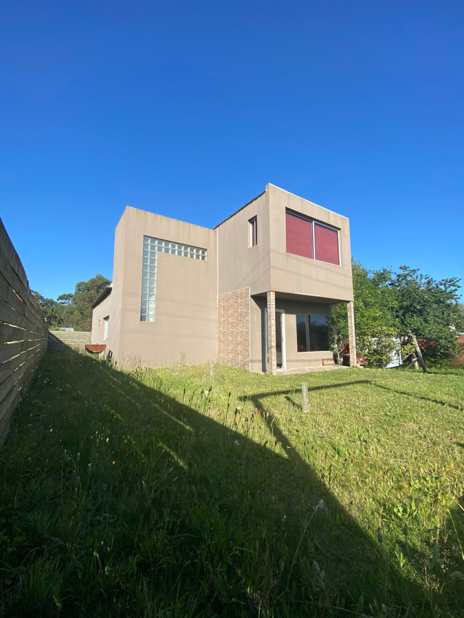 Casa estilo minimalista, a pocas cuadras del mar!